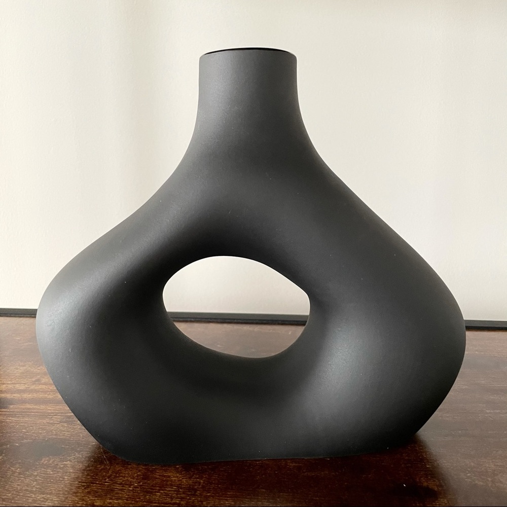 H&M Black Donut 9” Vase - Hard to find